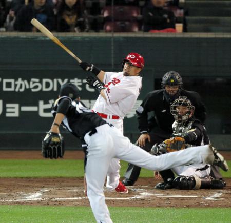 　６回、キラは右前適時打を放つ（撮影・棚橋慶太）