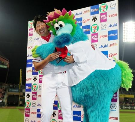 プロ初勝利を挙げた大瀬良はスラィリーに抱きつかれて照れ笑いを見せる＝マツダスタジアム（撮影・出月俊成）