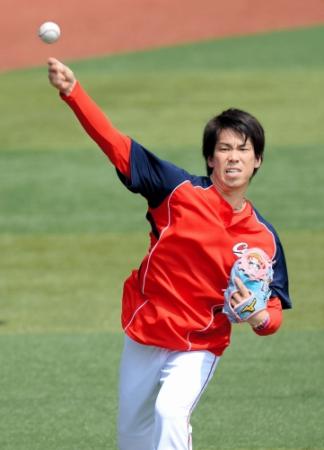 キャッチボールで汗を流す広島・前田健太＝横浜スタジアム（撮影・西岡　正）