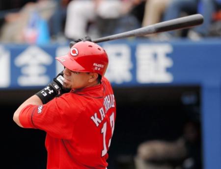 ４回広島２死二塁、キラ・カアイフエは左前タイムリーを放つ＝横浜スタジアム（撮影・西岡　正）