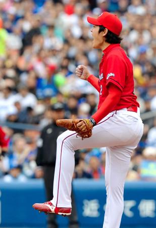 　３回、バルディリスを空振り三振に打ち取り、ガッツポーズの九里（撮影・西岡　正）