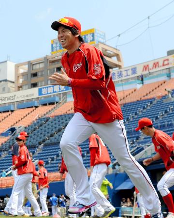 　笑顔でダッシュする前田