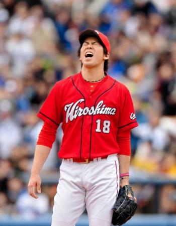 ５回ＤｅＮＡ２死二、三塁、中村紀洋に２点タイムリーを浴び、悔しそうに顔をゆがめる広島・前田健太＝横浜スタジアム（撮影・西岡　正）