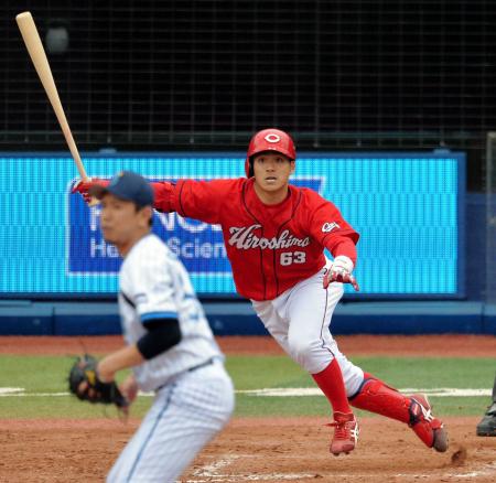 　８回、中前へ適時打を放つ田中（投手・長田）＝撮影・会津智海