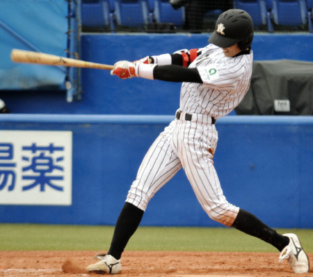 九回、この日２安打目となる右前打を放つ亜大・野村