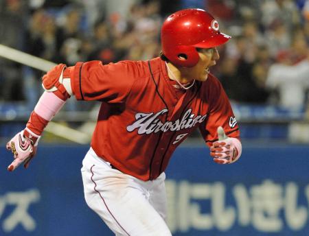 　６回、逆転適時三塁打を放つ丸（撮影・会津智海）