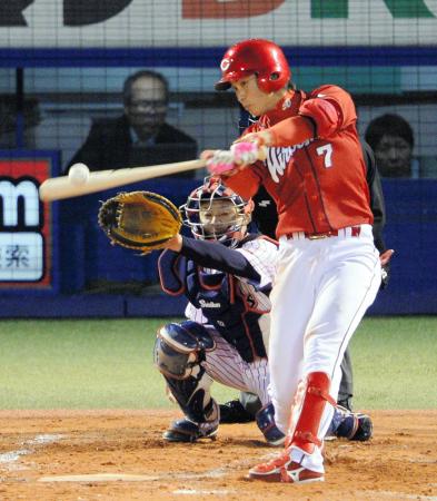 　２回、タイムリー打を放つ堂林（撮影・西岡　正）