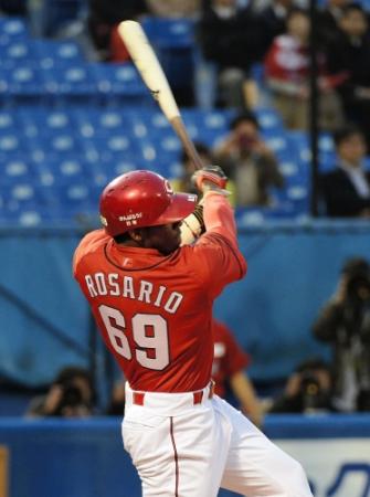 　２回、ロサリオが中前打を放つ