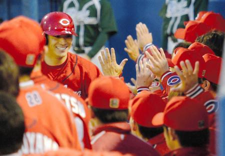 　２回、田中（左）は１号３ランを放ち、祝福され笑顔を見せる（撮影・西岡　正）