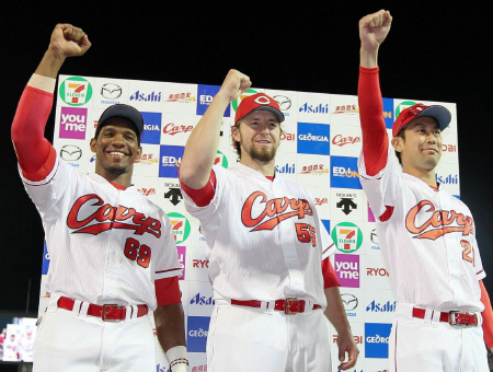 お立ち台でそろってガッツポーズを見せる（左から）広島　Ｒ．ロサリオ、エルドレッド、篠田純平＝マツダスタジアム（撮影・出月俊成）