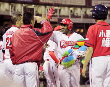 　６回、来日１号ソロを放ったロサリオはナインと笑顔でハイタッチ（撮影・出月俊成）