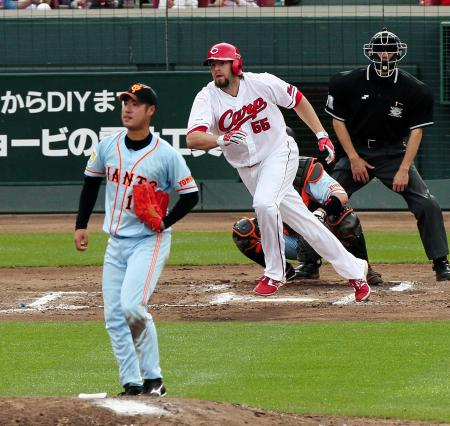 　右前適時打を放つエルドレッド（撮影・出月俊成）