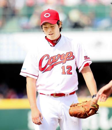 　４回、失策で阿部に出塁を許し、肩を落とす九里（撮影・北村雅宏）