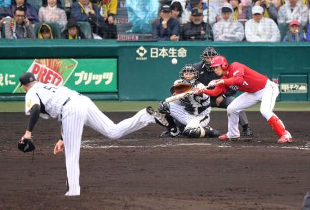 　９回、バントをするも捕邪飛に倒れる堂林（撮影・持木克友）　