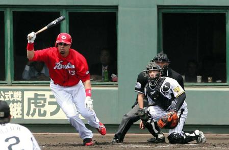 　２回、キラは中前安打を放つ（撮影・保田叔久）