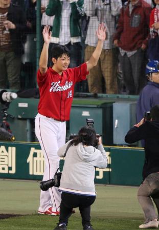 　ファンの声援に手を上げて応える広島の大瀬良（撮影・持木克友）