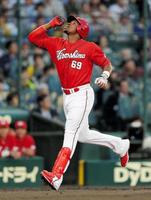 　３回、先制ソロを放ちポーズを決めるロサリオ（撮影・棚橋慶太）