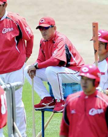 練習を見守る野村監督（中央）