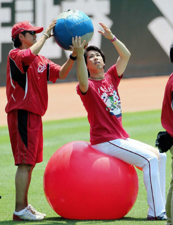 　次回登板へ向け、黙々と調整を続ける前田（右）＝撮影・出月俊成