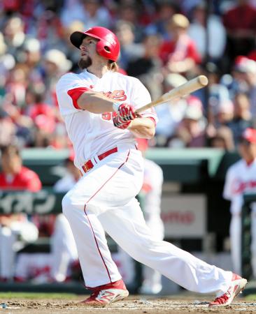 　６回、エルドレッドは左越えに３ランを放つ（撮影・北村雅宏）