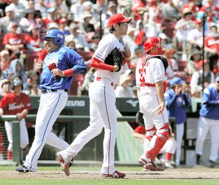 　３回、荒波の適時打で中村（左）の生還を許した篠田（中央）＝撮影・出月俊成