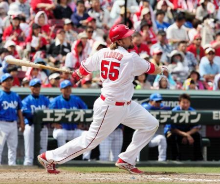 ５回広島２死一、三塁、広島　Ｂ．エルドレッドは中越えに２点打を放つ＝マツダスタジアム（撮影・出月俊成）