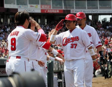 　２回、逆転２ランを放った松山（右）は丸と敬礼ポーズ＝マツダスタジアム（撮影・出月俊成）