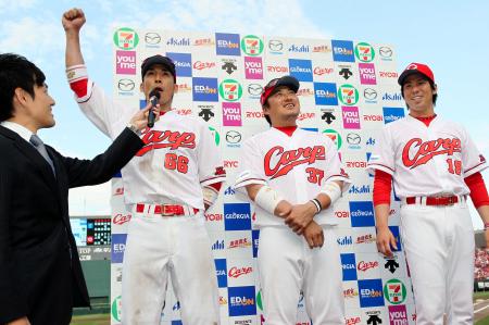 　お立ち台で松山（中）の恒例パフォーマンスを奪い、絶叫する木村（左）＝撮影・北村雅宏　