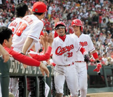 　５回、鮮やかな逆転劇を演じ、笑顔でナインとハイタッチを交わす菊池（中）と堂林（右）