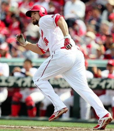 ５回、エルドレッドは左線に適時打を放ち、一塁へ駆け出す（撮影・北村雅宏）