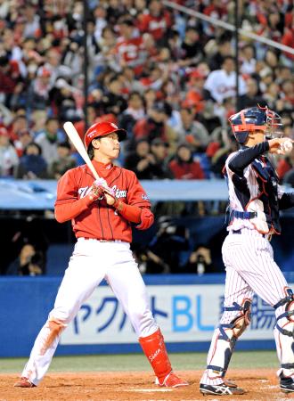 　９回、同点のチャンスで空振り三振に倒れ悔しがる堂林（撮影・北野将市）