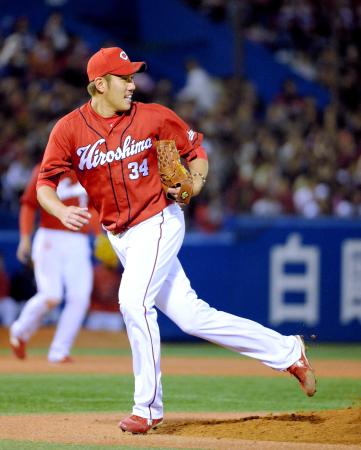 　６回、雄平に適時打を浴び、本塁ベースカバーに走る中田（撮影・北野将市）