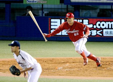 　５回、古野（左）から右前打を放つ田中（撮影・園田高夫）