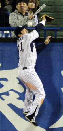 広島・菊池涼介の右翼への打球はフェンス手前で跳ね返る＝神宮（撮影・北野将市）