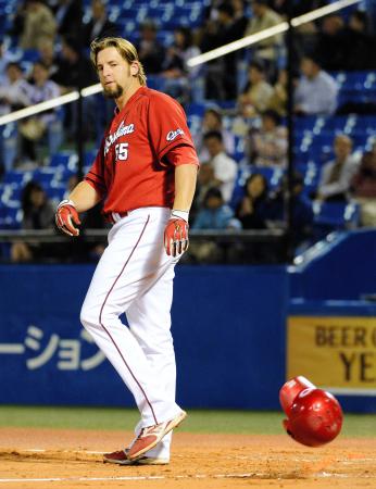 　４回、空振り三振に倒れヘルメットをたたきつけるエルドレッド（撮影・北野将市）