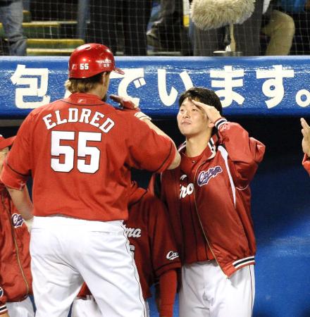 　５回、貴重なソロを放ったエルドレッド（左）を敬礼ポーズで迎える大瀬良（撮影・園田高夫）