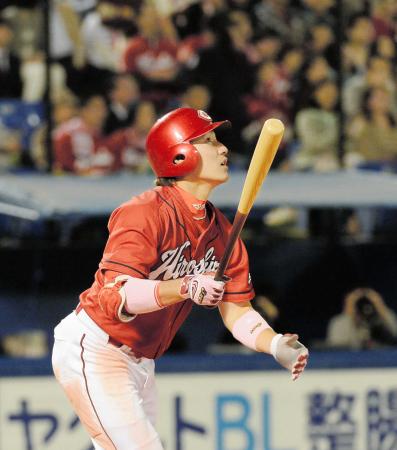 　５回、丸が右越え２ランを放つ（撮影・園田高夫）