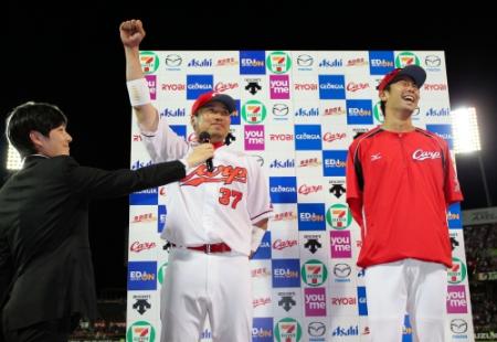 篠田（右）とお立ち台に上がった松山（中央）は「今日俺やったぞ」と絶叫する（撮影・北村雅宏）