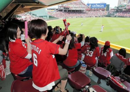 スタンドから声援を送るカープ女子たち＝マツダスタジアム（撮影・出月俊成）