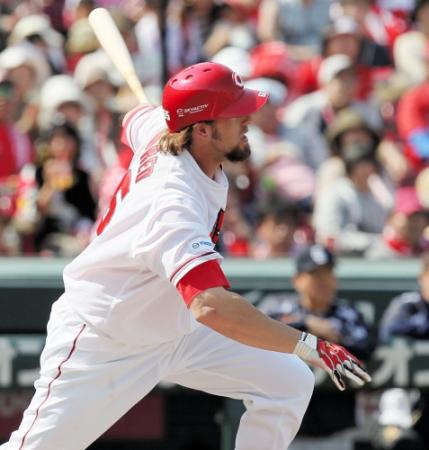 ３回、左前に勝ち越し打を放つエルドレッド（撮影・出月俊成）