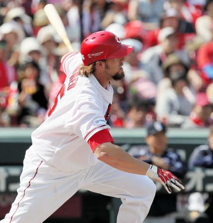 　３回、左前に勝ち越し打を放つエルドレッド（撮影・出月俊成）