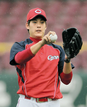 　凱旋登板へ向け、気合を入れて調整する九里（撮影・出月俊成）