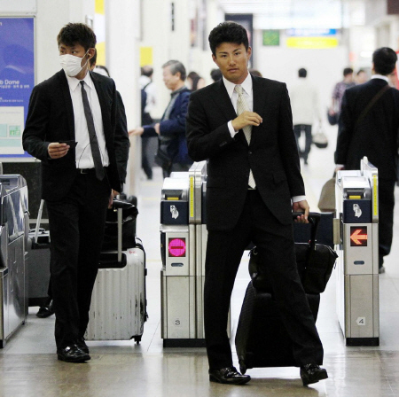 　中田（左）らと一緒に米子へ向けて移動する西原＝撮影・出月俊成