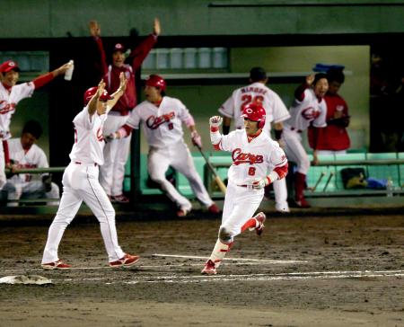 　延長１２回、梵はサヨナラソロを放ちガッツポーズ（撮影・棚橋慶太）