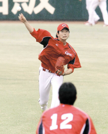 　九里を相手にキャッチボールで調整する大瀬良（撮影・出月俊成）