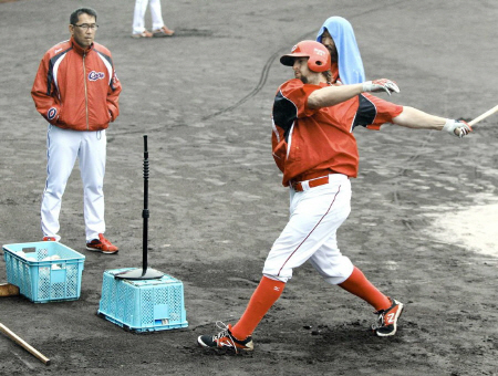 　野村監督（左）が見つめる前で打撃練習をするエルドレッド（撮影・出月俊成）