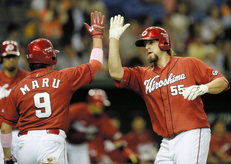 １回、左越え２ランを放ち丸（左）とハイタッチするエルドレッド＝東京ドーム（撮影・園田高夫）