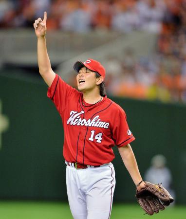 　７回、ロペスを三飛に仕留め、ボールの行方を指さす大瀬良（撮影・会津智海）