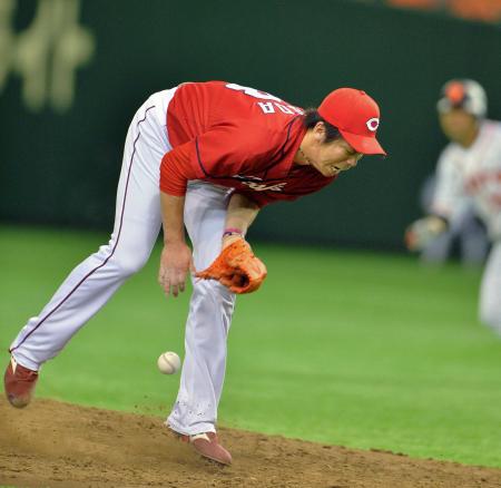 　６回、阿部の打球が直撃し表情をゆがめる前田（撮影・会津智海）