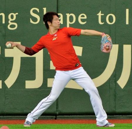 キャッチボールする広島・前田健太＝東京ドーム（撮影・会津智海）